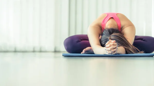 Mujer joven haciendo ejercicio estiramiento espalda yoga pose —  Fotos de Stock