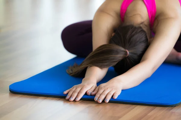 Woman practicing yoga pose in gym — Stock Photo, Image