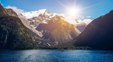 Yeni Zelanda'da göl ve dağ manzarası