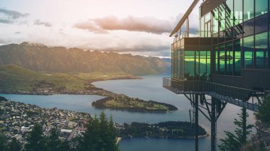 Queenstown, Yeni Zelanda panoramik görünümü.
