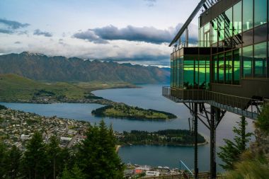 Queenstown, Yeni Zelanda panoramik görünümü.