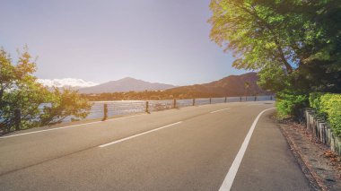 Göl ve dağ manzarası ile yol sahne