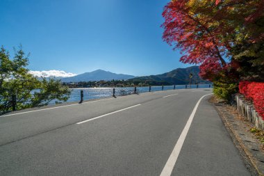 Göl ve dağ manzarası ile yol sahne