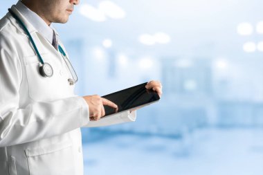 Erkek doktor tablet bilgisayar kullanarak.