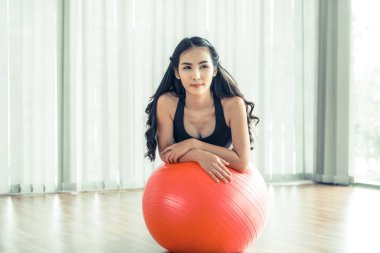 Spor salonu ya da yoga sınıfındaki uygun topu ile sağlıklı kadın.