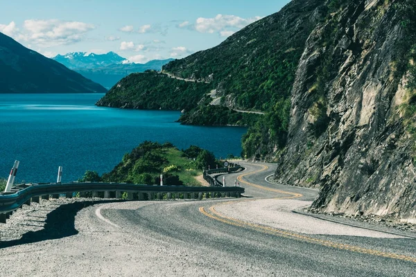 Yol boyunca dağ Cliff ve Lake sarma — Stok fotoğraf