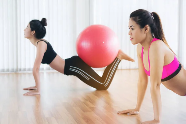 Frauen turnen mit Fitnessball im Turnunterricht — Stockfoto