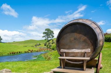 Yeşil çim alandaki şarap varil