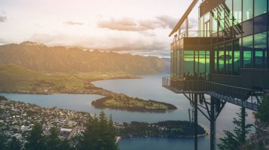 Queenstown, Yeni Zelanda panoramik görünümü.