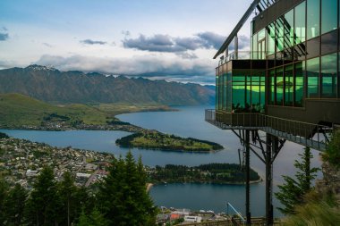 Queenstown, Yeni Zelanda panoramik görünümü.