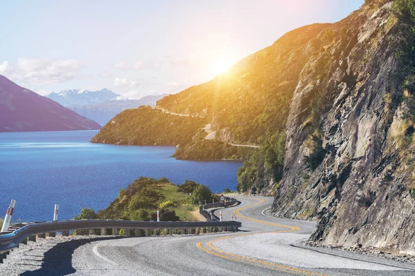 Winding Road along Mountain Cliff and Lake — Stock Photo, Image