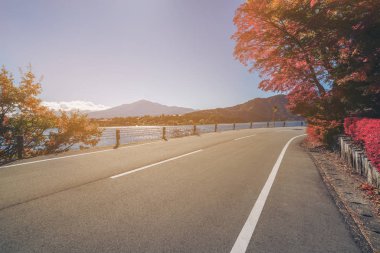 Göl ve dağ manzarası ile yol sahne