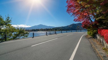 Göl ve dağ manzarası ile yol sahne