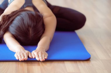 Kadın pratik yoga teşkil spor salonunda