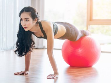 Kadın fitness salonunda uygun topu ile yapıyor