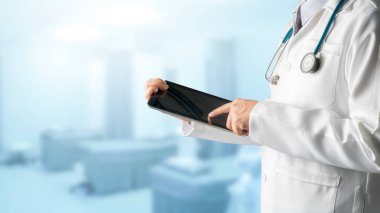 Erkek doktor tablet bilgisayar kullanarak.