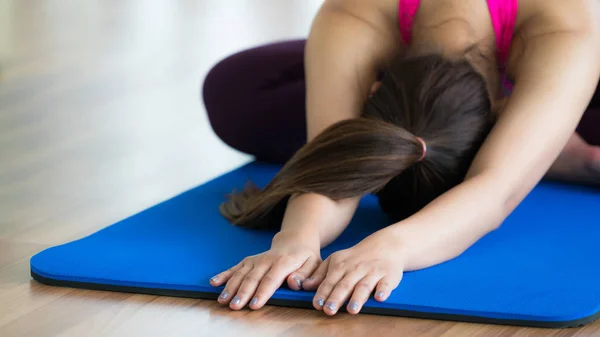 Woman practicing yoga pose in gym — Stock Photo, Image