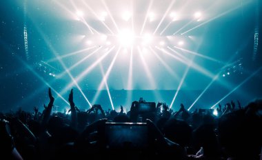 Mutlu İnsanlar Gece Kulübü Parti Konserinde Dans Ediyor