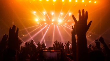 Mutlu İnsanlar Gece Kulübü Parti Konserinde Dans Ediyor