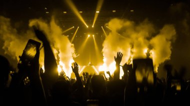 Mutlu İnsanlar Gece Kulübü Parti Konserinde Dans Ediyor