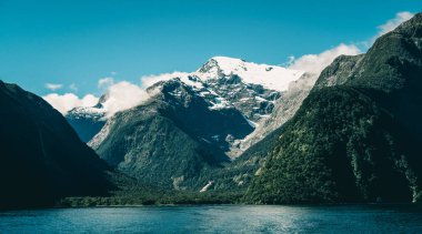 Yeni Zelanda'da göl ve dağ manzarası