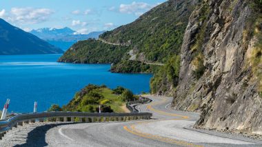 Yol boyunca dağ Cliff ve Lake sarma