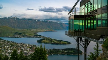 Queenstown, Yeni Zelanda panoramik görünümü.