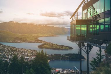 Queenstown, Yeni Zelanda panoramik görünümü.