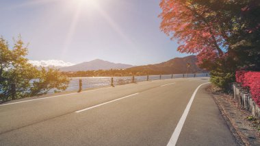 Göl ve dağ manzarası ile yol sahne