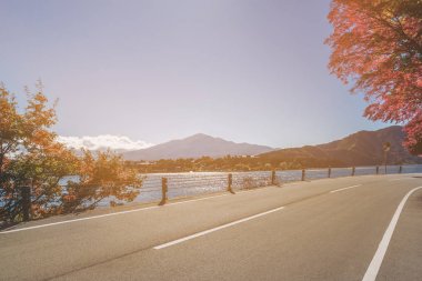 Göl ve dağ manzarası ile yol sahne