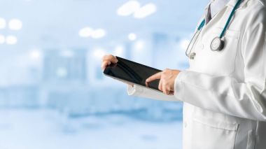 Erkek doktor tablet bilgisayar kullanarak.