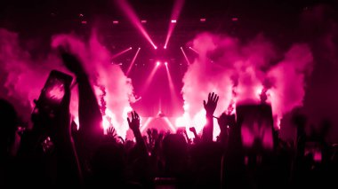 Mutlu İnsanlar Gece Kulübü Parti Konserinde Dans Ediyor