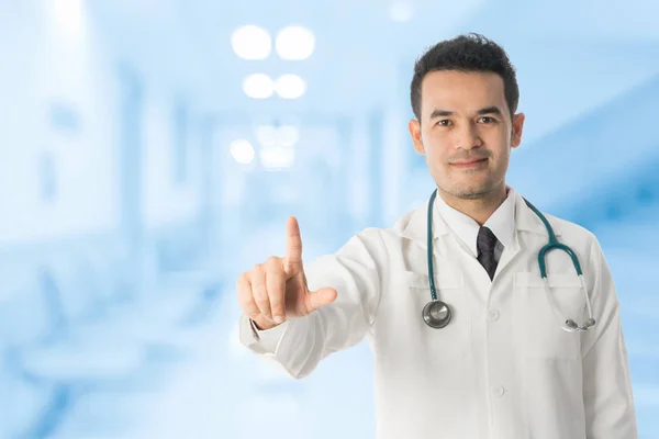 Médico masculino apontando dedo no espaço de cópia . — Fotografia de Stock