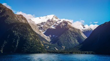 Yeni Zelanda'da göl ve dağ manzarası