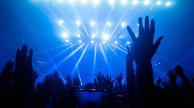 Mutlu İnsanlar Gece Kulübü Parti Konserinde Dans Ediyor