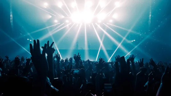 Gente feliz danza en discoteca fiesta concierto — Foto de Stock