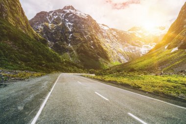 Dağ yolundan bir tepe doğa manzara ile