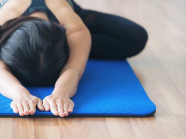 Kadın pratik yoga teşkil spor salonunda
