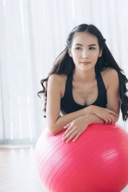 Spor salonu ya da yoga sınıfındaki uygun topu ile sağlıklı kadın.