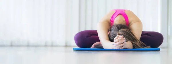 Mujer joven haciendo ejercicio estiramiento espalda yoga pose —  Fotos de Stock