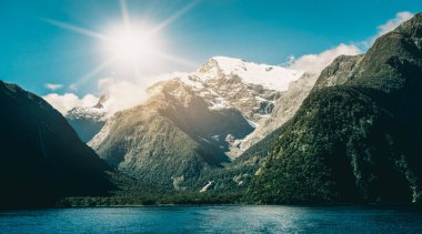Yeni Zelanda'da göl ve dağ manzarası
