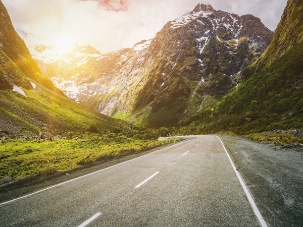 Route de montagne vers le haut Colline avec paysage naturel — Photo