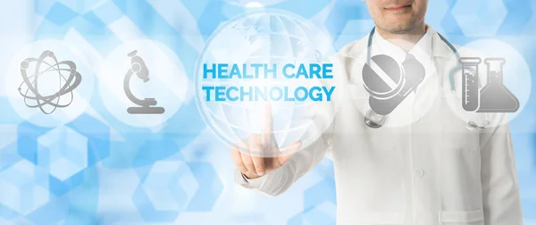 Dokter punten bij gezondheidszorg technologie en pictogrammen — Stockfoto