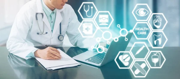 Concepto médico - Doctor en Computadora con Iconos —  Fotos de Stock