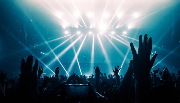 Счастливые люди танцуют в ночном клубе Party Concert