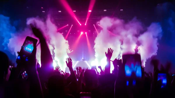 Happy People Dance in Nightclub Feestconcert — Stockfoto
