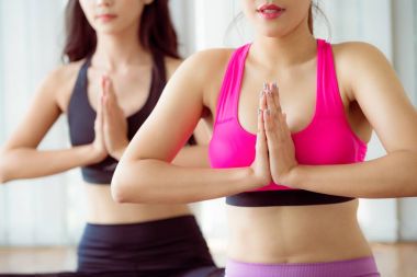 Pratik Yoga kadın fitness beden eğitimi dersinde poz