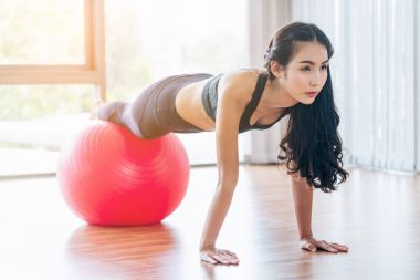 Kadın fitness salonunda uygun topu ile yapıyor