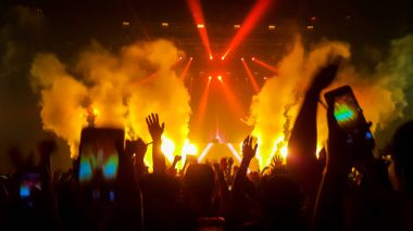 Mutlu İnsanlar Gece Kulübü Parti Konserinde Dans Ediyor
