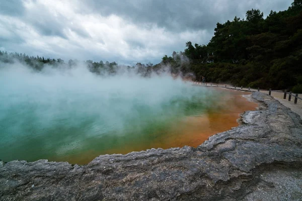 Pezsgő medence, Rotorua, Új-Zéland napkeltekor — Stock Fotó